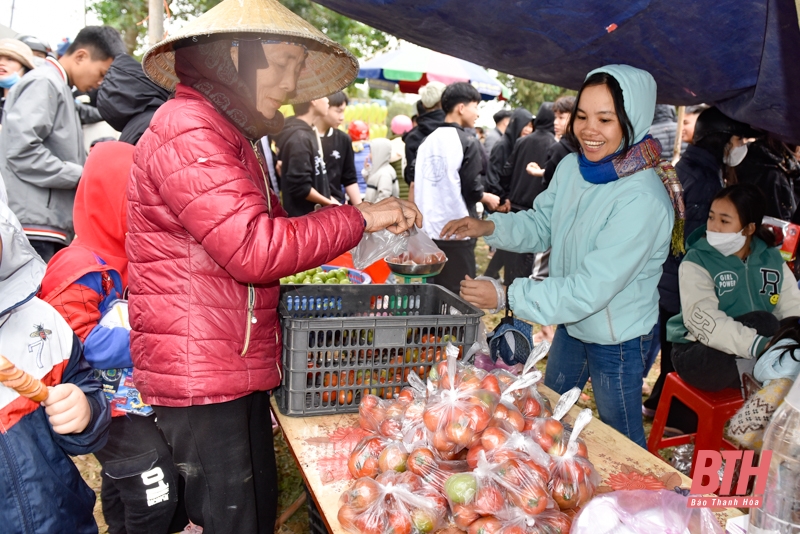 Hàng nghìn người đến phiên chợ ném cà chua cầu may đầu Xuân