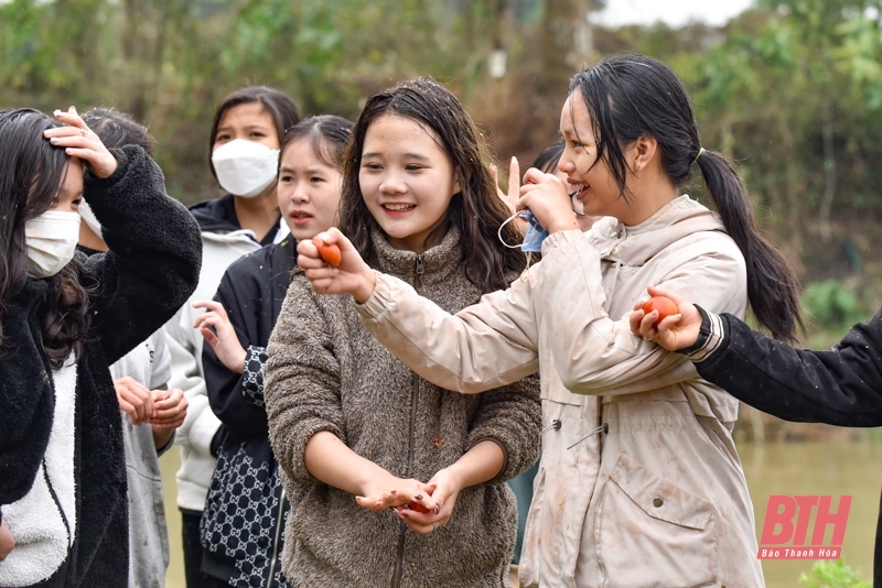 Hàng nghìn người đến phiên chợ ném cà chua cầu may đầu Xuân