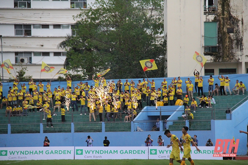 Tân binh tỏa sáng, Đông Á Thanh Hóa ca khúc khải hoàn trên phố biển