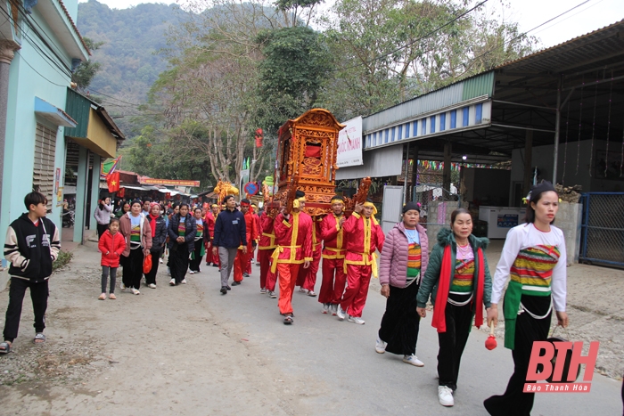 Trẩy hội mùa xuân