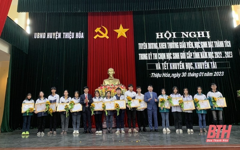 Thiệu Hóa: Khen thưởng 140 giáo viên, học sinh có thành tích trong kỳ thi học sinh giỏi cấp tỉnh năm học 2022-2023