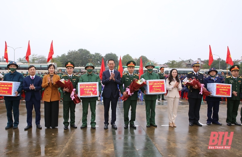 Phó Bí thư Tỉnh ủy Trịnh Tuấn Sinh động viên thanh niên ưu tú huyện Hoằng Hóa lên đường nhập ngũ