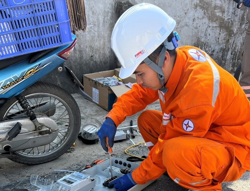 Điện lực Nga Sơn quyết tâm hoàn thành lắp đặt 3.500 công tơ điện tử đo xa đợt 1 năm 2023