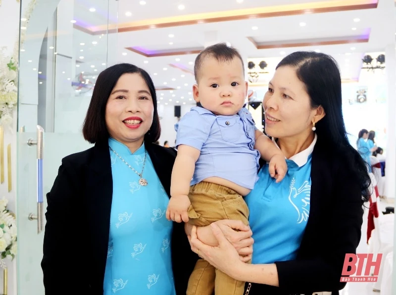 “Mẹ đỡ đầu” sưởi ấm trái tim thơ