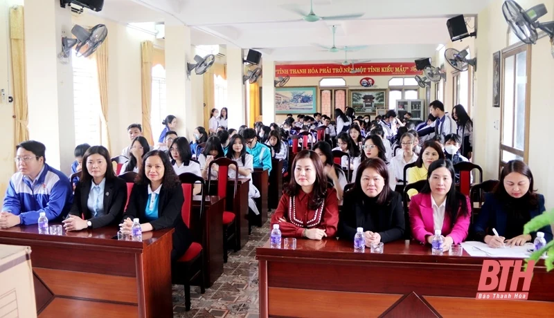 Hội LHPN tỉnh trao tặng quần áo, đồng phục cho học sinh Trường THPT Hàm Rồng