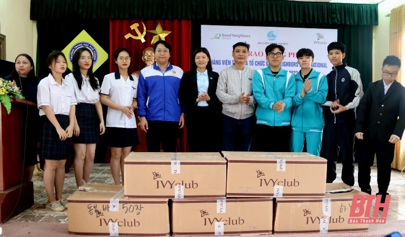 Hội LHPN tỉnh trao tặng quần áo, đồng phục cho học sinh Trường THPT Hàm Rồng