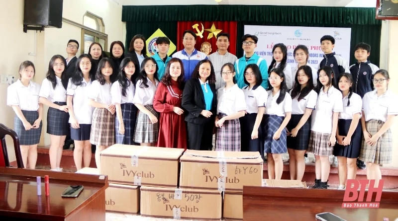 Hội LHPN tỉnh trao tặng quần áo, đồng phục cho học sinh Trường THPT Hàm Rồng