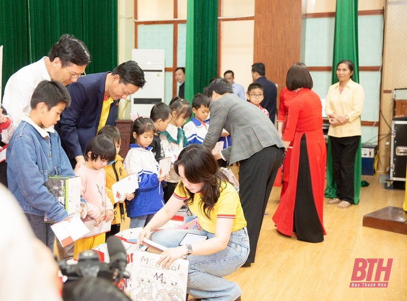 100 trẻ mồ côi được nhận đỡ đầu, chăm sóc, nuôi dưỡng