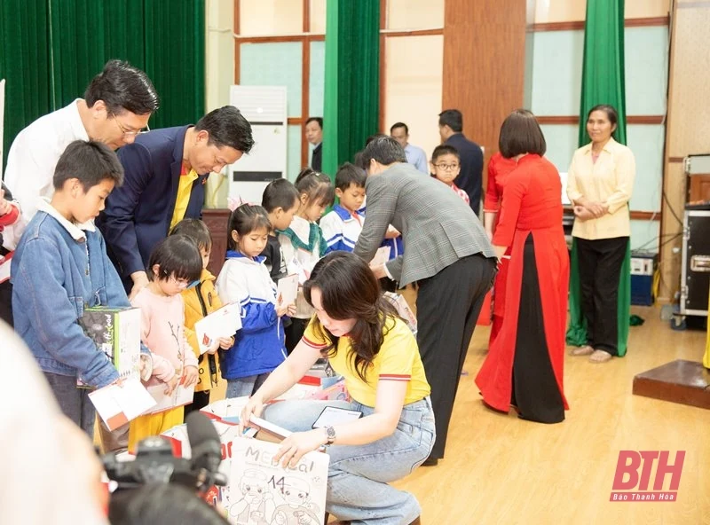 100 trẻ mồ côi được nhận đỡ đầu, chăm sóc, nuôi dưỡng
