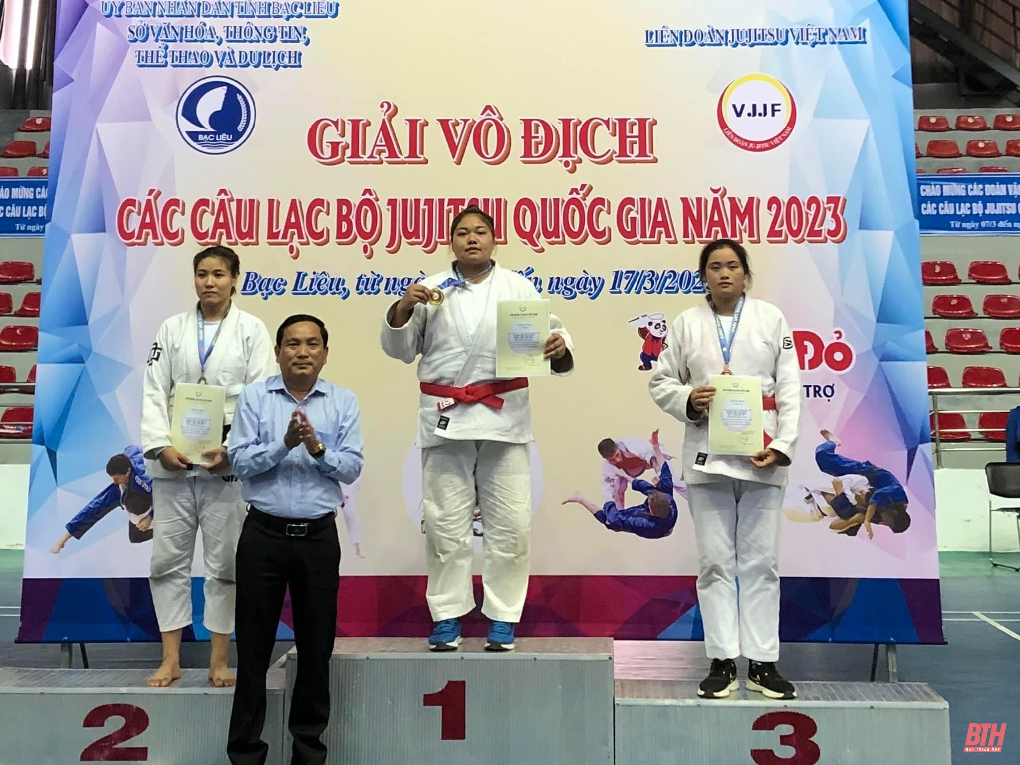 Thầy ngoại dẫn U19 Đông Á Thanh Hoá tham dự giải quốc gia; U20 nữ Việt Nam “trút mưa” bàn thắng vào lưới Singapore