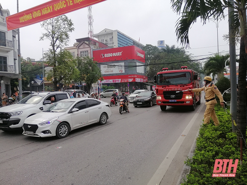 Kịp thời dập tắt đám cháy trên đường Trần Phú (TP Thanh Hóa)