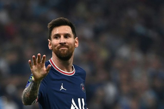 Ronaldo ghi bàn trên chấm đá phạt như thời trai trẻ; Messi “mơ hồ” tương lai ở PSG