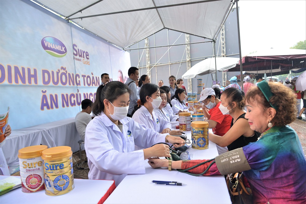 Vinamilk đẩy mạnh chương trình chăm sóc dinh dưỡng trẻ em và người cao tuổi năm 2023