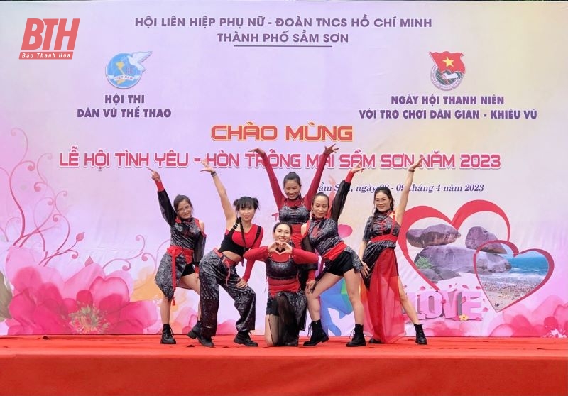 Ngày hội Thanh niên với trò chơi dân gian, khiêu vũ sôi động, đầy màu sắc