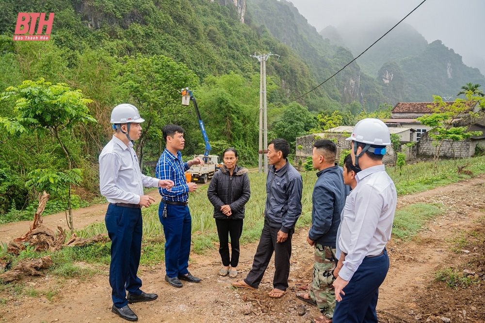 Đưa nguồn điện ổn định, bảo đảm chất lượng, an toàn đến với người dân Khu phố 12