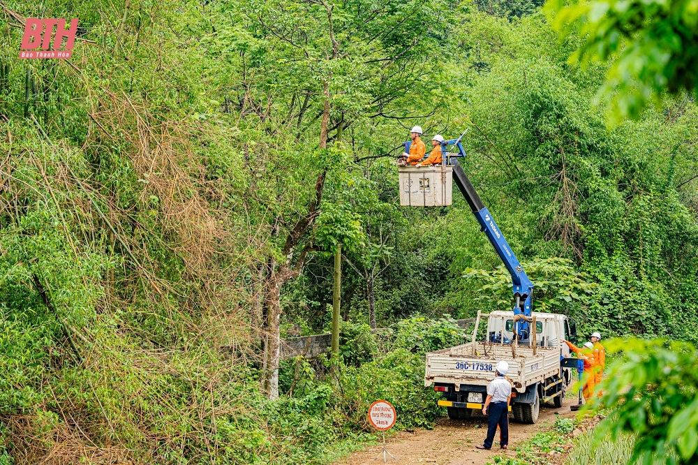 Đưa nguồn điện ổn định, bảo đảm chất lượng, an toàn đến với người dân Khu phố 12