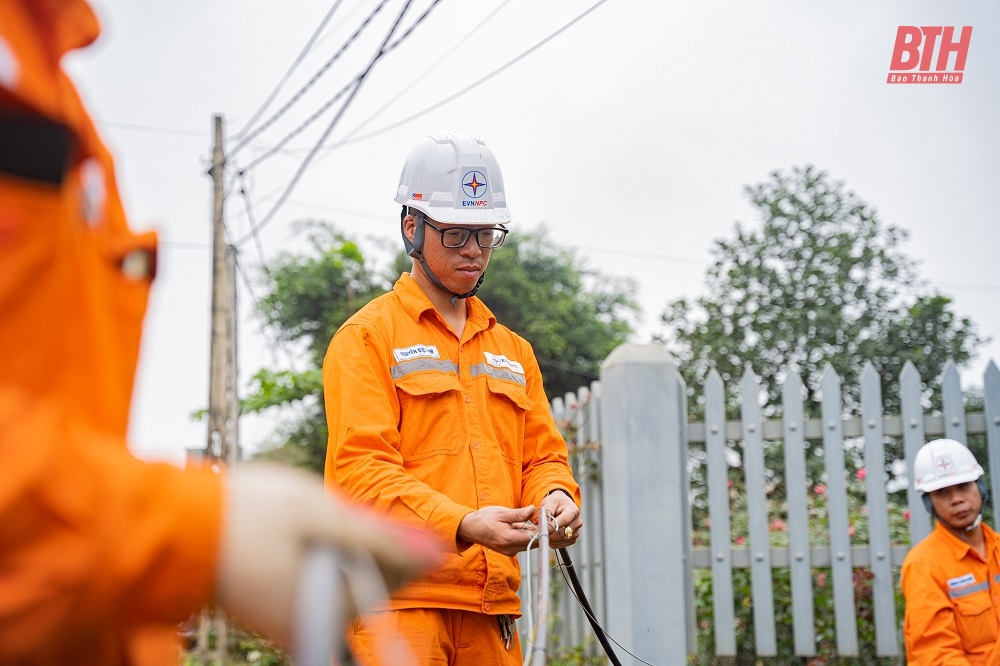 Đưa nguồn điện ổn định, bảo đảm chất lượng, an toàn đến với người dân Khu phố 12