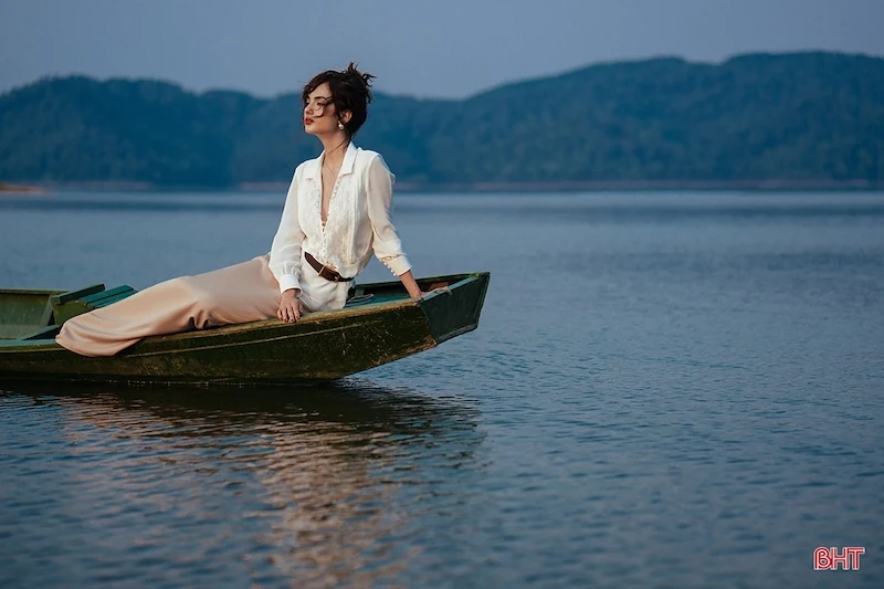 Hồ Kẻ Gỗ, biển Thiên Cầm đẹp lạ trong bộ ảnh thời trang