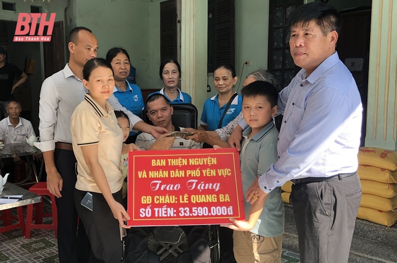 Ban thiện nguyện và Nhân dân phố Yên Vực trao hơn 33,5 triệu đồng cho gia đình bị tai nạn lao động