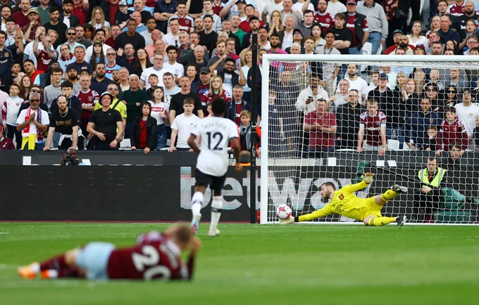 Chủ tịch FFC xin lỗi và từ chức sau trận thua của U22 Campuchia; Arsenal hạ Newcastle, kém Man City 1 điểm