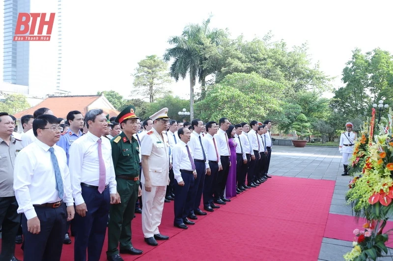 Đoàn Đại biểu Tỉnh ủy, HĐND, UBND, Ủy ban MTTQ tỉnh dâng hương tưởng nhớ Chủ tịch Hồ Chí Minh