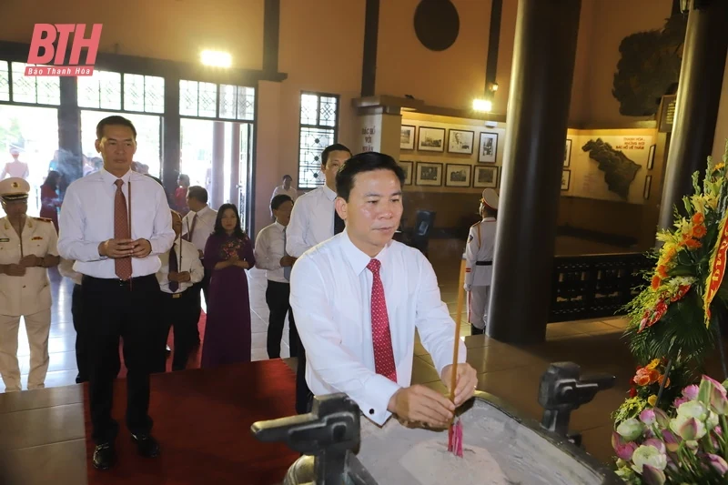 Đoàn Đại biểu Tỉnh ủy, HĐND, UBND, Ủy ban MTTQ tỉnh dâng hương tưởng nhớ Chủ tịch Hồ Chí Minh