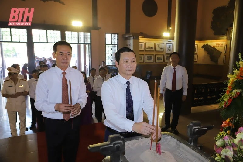 Đoàn Đại biểu Tỉnh ủy, HĐND, UBND, Ủy ban MTTQ tỉnh dâng hương tưởng nhớ Chủ tịch Hồ Chí Minh