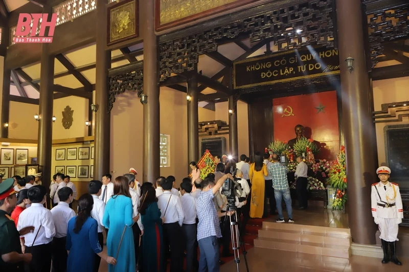 Đoàn Đại biểu Tỉnh ủy, HĐND, UBND, Ủy ban MTTQ tỉnh dâng hương tưởng nhớ Chủ tịch Hồ Chí Minh