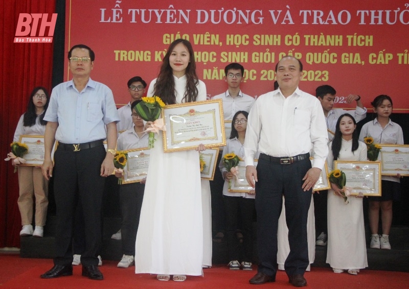 TP Sầm Sơn vinh danh giáo viên, học sinh đoạt giải cấp Quốc gia, cấp tỉnh năm học 2022-2023