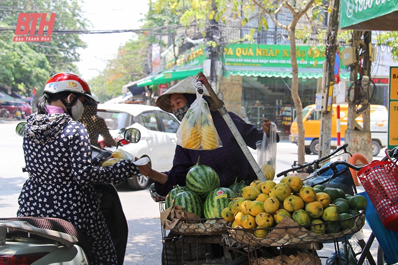 Người dân vất vả mưu sinh dưới trời nắng như “đổ lửa”