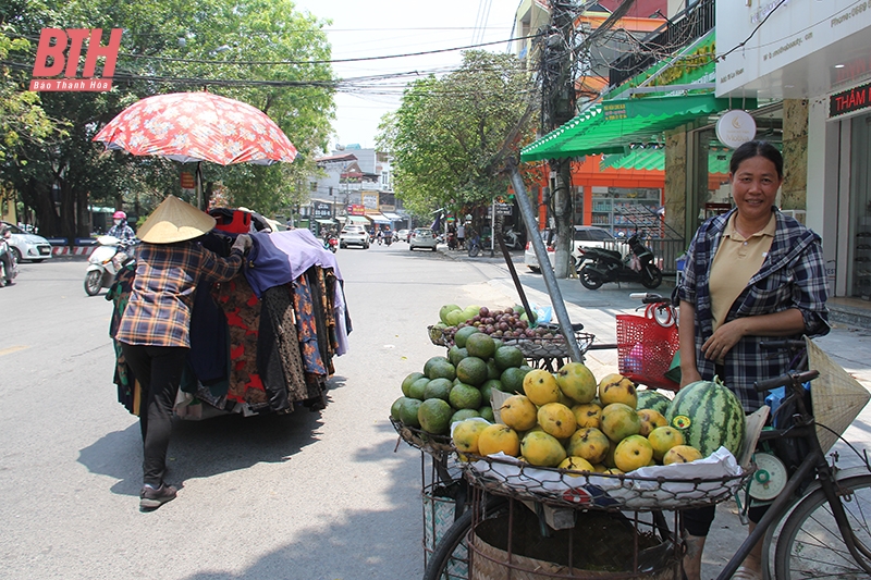 Người dân vất vả mưu sinh dưới trời nắng như “đổ lửa”