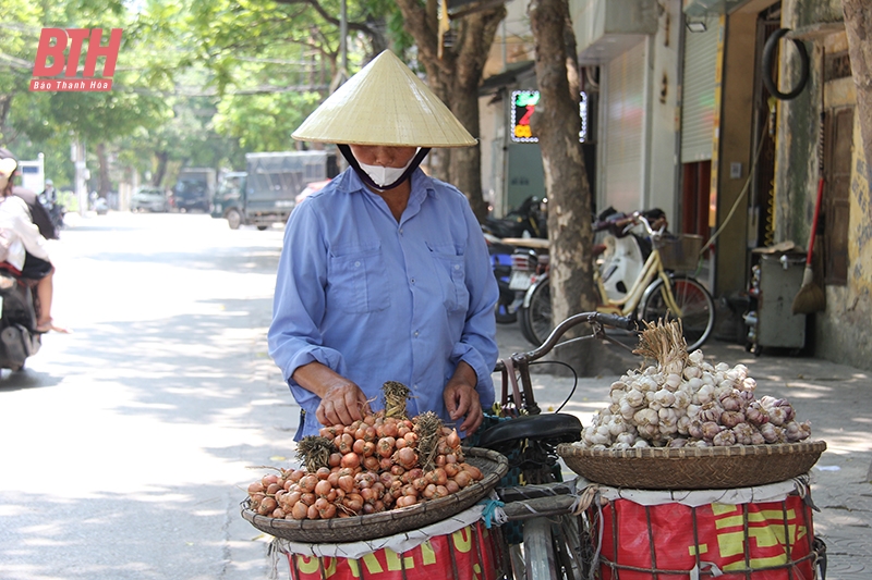 Người dân vất vả mưu sinh dưới trời nắng như “đổ lửa”