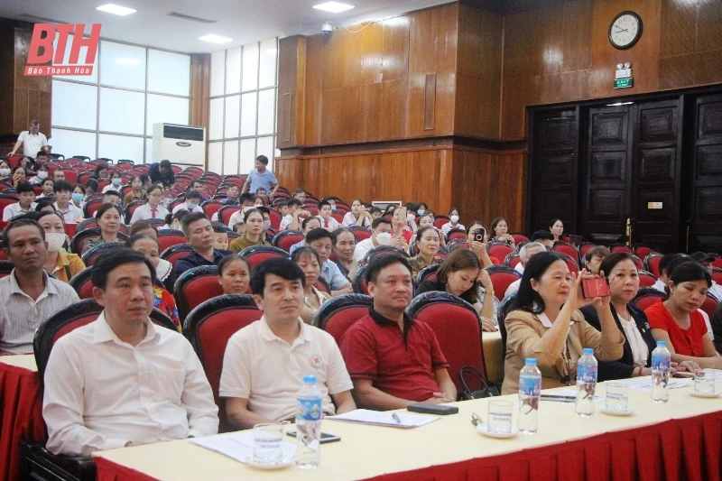 Prudential tặng xe đạp cho học sinh nghèo vượt khó tại Thanh Hóa