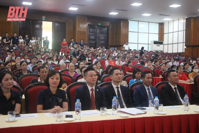 Prudential tặng xe đạp cho học sinh nghèo vượt khó tại Thanh Hóa
