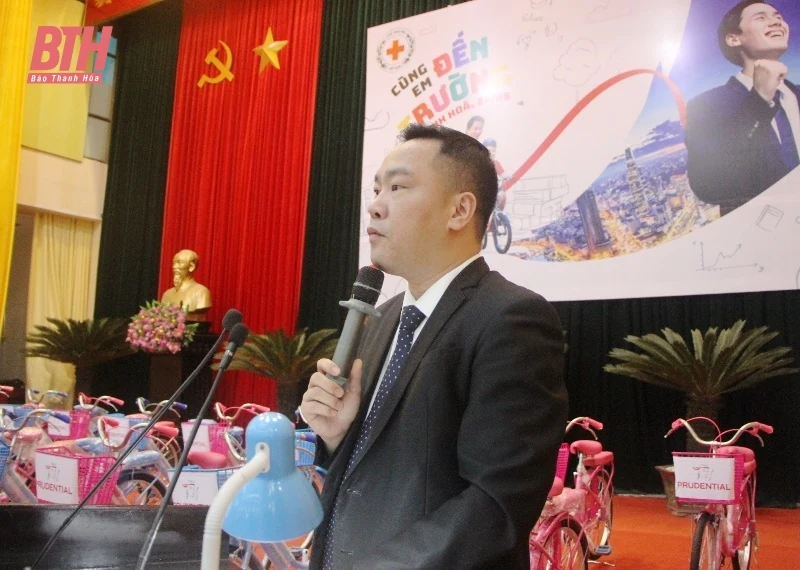 Prudential tặng xe đạp cho học sinh nghèo vượt khó tại Thanh Hóa