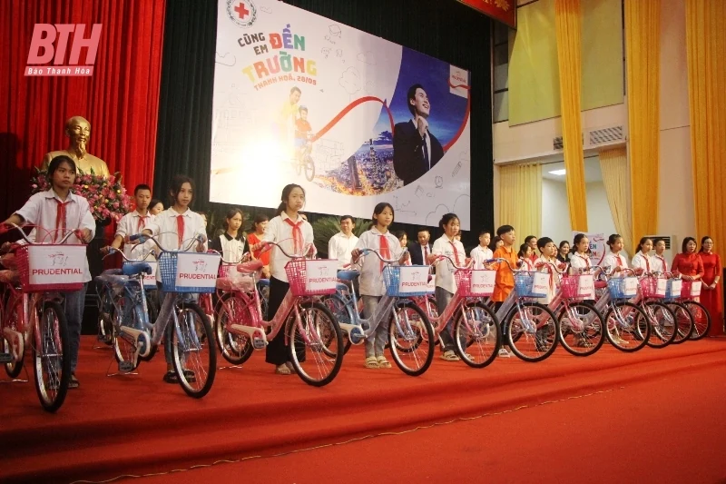 Prudential tặng xe đạp cho học sinh nghèo vượt khó tại Thanh Hóa