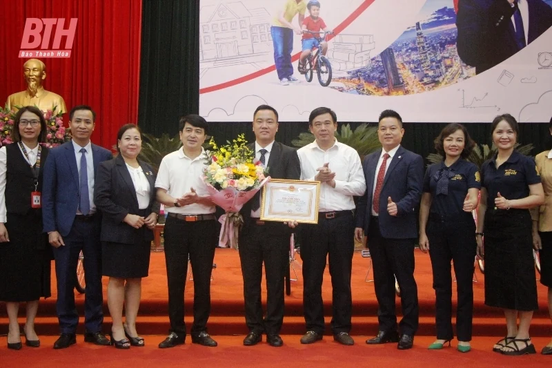 Prudential tặng xe đạp cho học sinh nghèo vượt khó tại Thanh Hóa