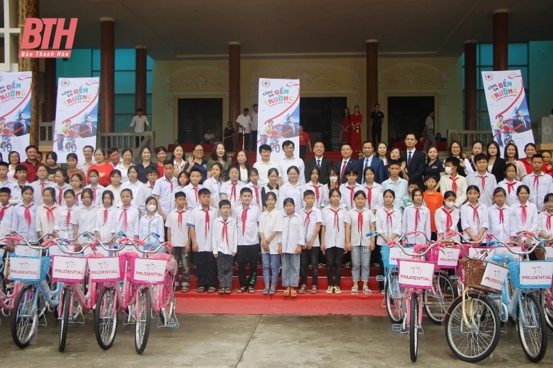 Prudential tặng xe đạp cho học sinh nghèo vượt khó tại Thanh Hóa