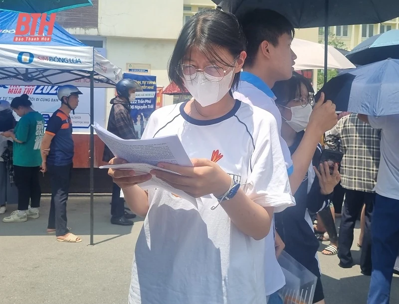 Thí sinh vui mừng hoàn thành kỳ thi vào lớp 10 Trường THPT Chuyên Lam Sơn