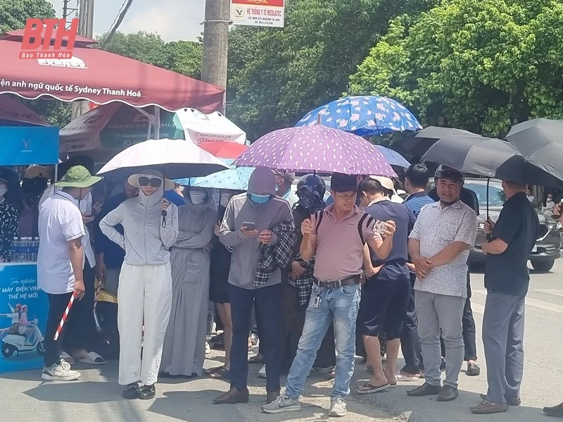 Thí sinh vui mừng hoàn thành kỳ thi vào lớp 10 Trường THPT Chuyên Lam Sơn