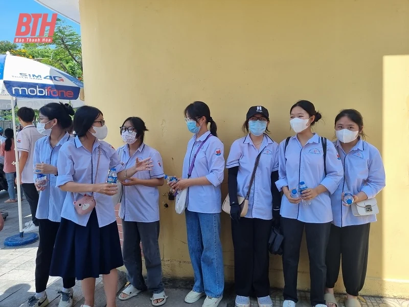 Thí sinh vui mừng hoàn thành kỳ thi vào lớp 10 Trường THPT Chuyên Lam Sơn