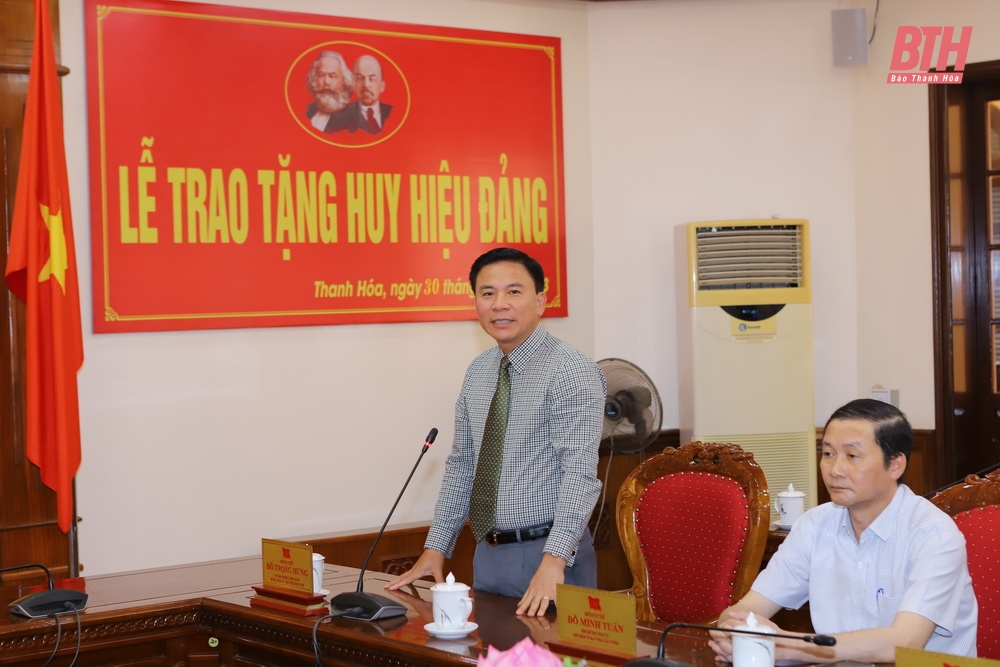 Trao huy hiệu Đảng cho các đồng chí nguyên lãnh đạo tỉnh