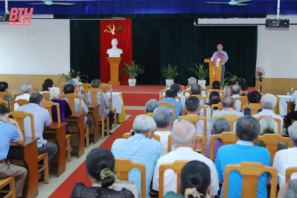 Bí thư Tỉnh ủy Đỗ Trọng Hưng nói chuyện với cán bộ thuộc diện Ban Thường vụ Tỉnh ủy quản lý đã nghỉ hưu đang nghỉ dưỡng tại TP Sầm Sơn