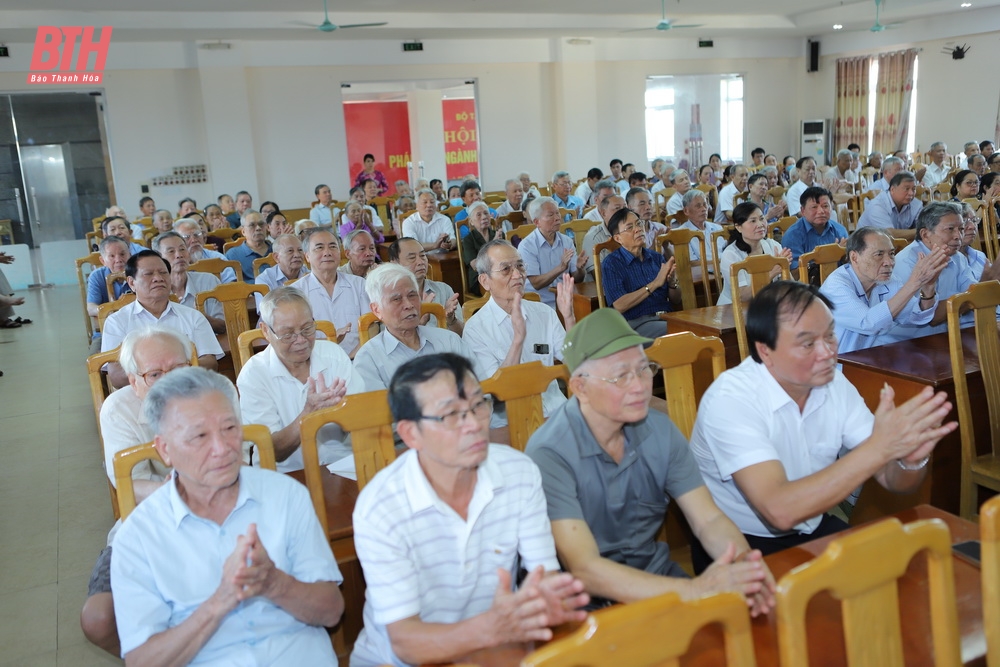 Bí thư Tỉnh ủy Đỗ Trọng Hưng nói chuyện với cán bộ thuộc diện Ban Thường vụ Tỉnh ủy quản lý đã nghỉ hưu đang nghỉ dưỡng tại TP Sầm Sơn