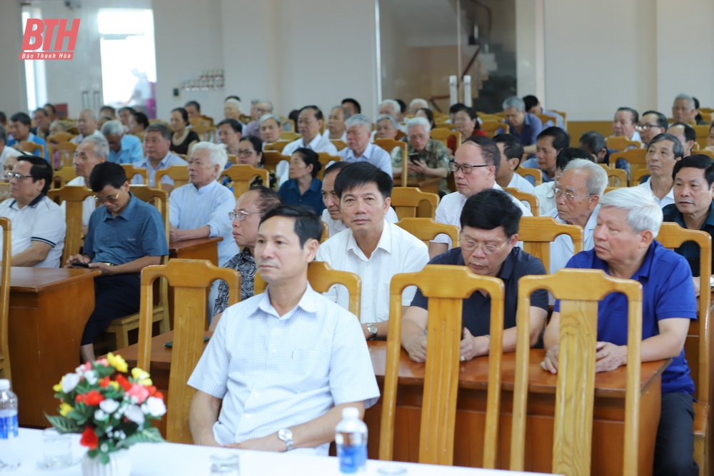 Bí thư Tỉnh ủy Đỗ Trọng Hưng nói chuyện với cán bộ thuộc diện Ban Thường vụ Tỉnh ủy quản lý đã nghỉ hưu đang nghỉ dưỡng tại TP Sầm Sơn