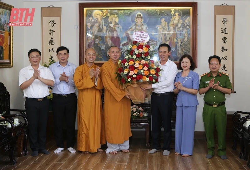 Phó Bí thư Tỉnh ủy Trịnh Tuấn Sinh chúc mừng chức sắc, tăng ni, Phật tử nhân lễ Phật đản
