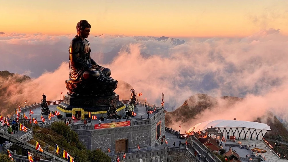 Đỉnh Fansipan xuất hiện quầng sáng đẹp khó tin trước thềm lễ Phật đản