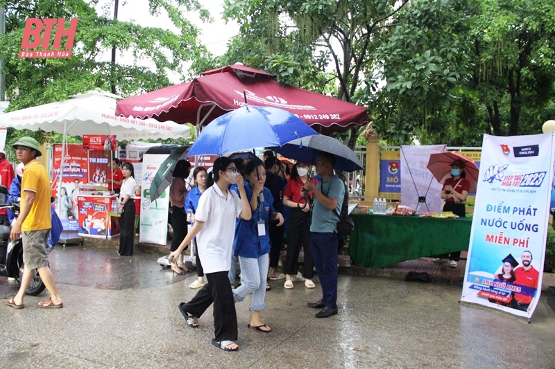 Thí sinh Thanh Hóa bước vào môn thi đầu tiên kỳ thi tuyển sinh vào lớp 10 THPT