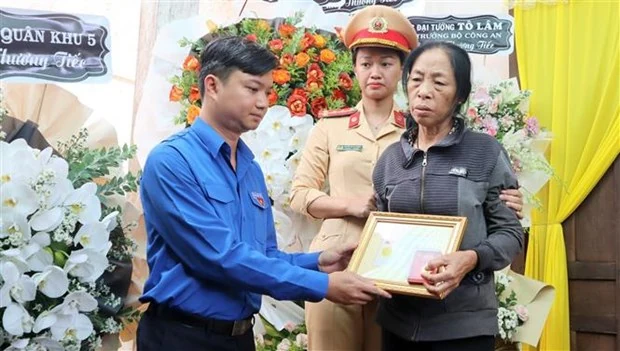 Trao tặng và truy tặng Huy hiệu “Tuổi trẻ dũng cảm” cho năm chiến sỹ
