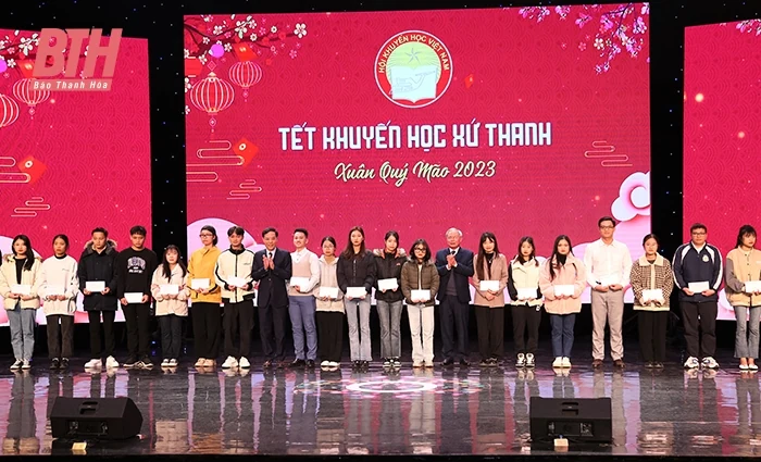 Tiếp sức học sinh nghèo tới trường